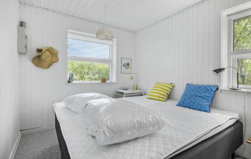 Habitación blanca con cama grande con almohadas en Cozy Home In Sydals With Kitchen, en Neder Lysabild