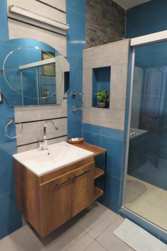 y baño con lavabo y ducha. en Hotel de Sal Atipax en Uyuni