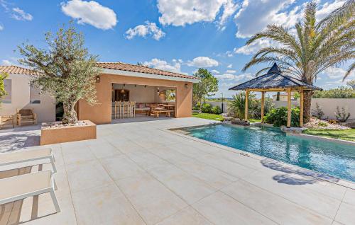 une villa avec piscine et une maison dans l'établissement Romane, à Puimisson