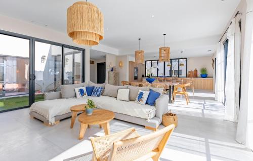 un salon avec un canapé et une table dans l'établissement Romane, à Puimisson