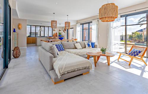 un salon avec un canapé et une table dans l'établissement Romane, à Puimisson