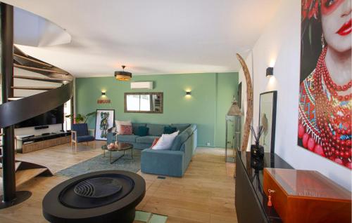 un salon avec un canapé bleu et un salon avec dans l'établissement Cozy Home In Les Angles, aux Angles (Gard)