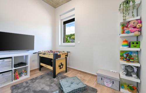 Μια τηλεόραση ή/και κέντρο ψυχαγωγίας στο Cozy Home In Koprivnica With Wifi