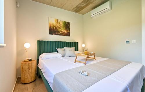 Ένα ή περισσότερα κρεβάτια σε δωμάτιο στο Cozy Home In Koprivnica With Wifi