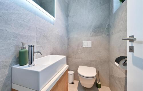 Ένα μπάνιο στο Cozy Home In Koprivnica With Wifi