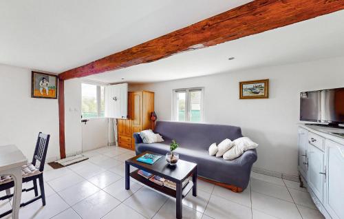 un salon avec un canapé et une table dans l'établissement 2 Bedroom Lovely Home In Bourville, à Sainte-Colombe