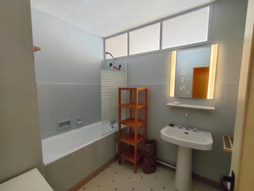 une salle de bain avec un lavabo et un miroir dans l'établissement Appartement 1 chambre proche plage et commerces, garage privé, animaux admis - FR-1-323-411, à Saint-Jean-de-Monts