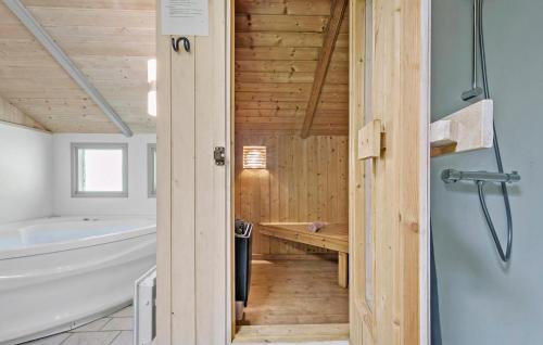 y baño con bañera, aseo y lavamanos. en Amazing Home In Sydals With Wifi en Sønderby