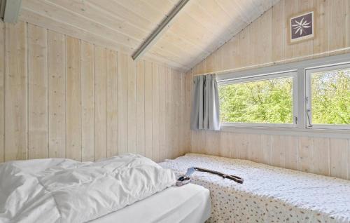 een kleine slaapkamer met een bed en een raam bij Amazing Home In Sydals With Wifi in Sønderby