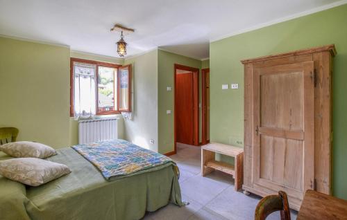 a bedroom with green walls and a bed and a window at Awesome Apartment In Pezzoro in Lavone