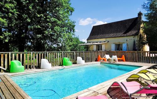 une piscine avec des chaises et une maison dans l'établissement Le Moulinot, à Sarlat-la-Canéda
