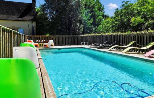 une petite piscine avec des chaises et une clôture dans l'établissement Le Moulinot, à Sarlat-la-Canéda