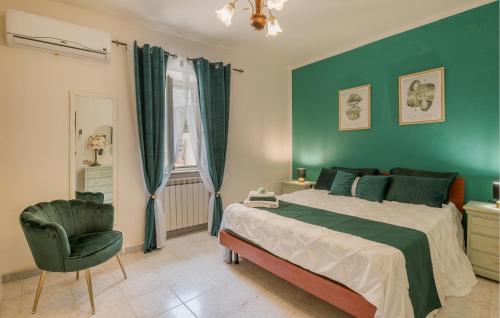 1 dormitorio con paredes verdes, 1 cama y 1 silla en Lovely Home In Montasola With Wi-fi, en Montasola