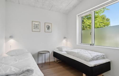 1 dormitorio con 2 camas y ventana en Amazing Home In Vejby With Kitchen, en Vejby