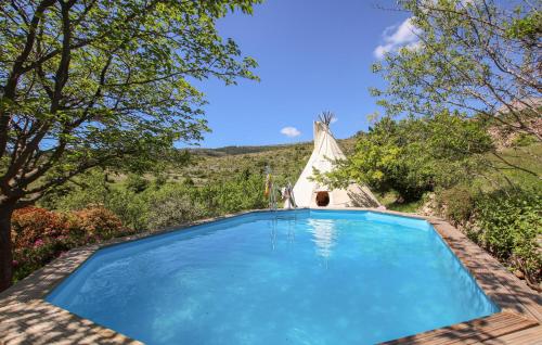 une piscine dans une cour avec un tipi dans l'établissement Beautiful Home In Gras, à Gras