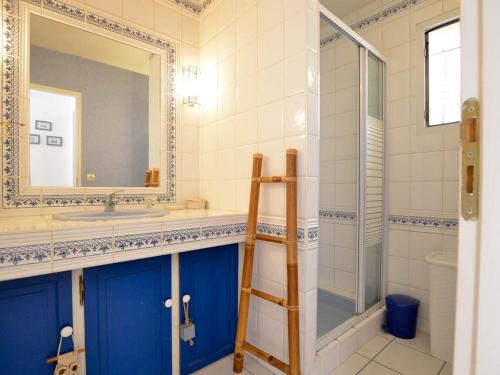 une salle de bain avec une douche, un lavabo et un miroir dans l'établissement Superbe villa 4 pièces avec jardin à 1500m de la plage, 800m des commerces - La Palmyre - FR-1-705-30, à La Palmyre