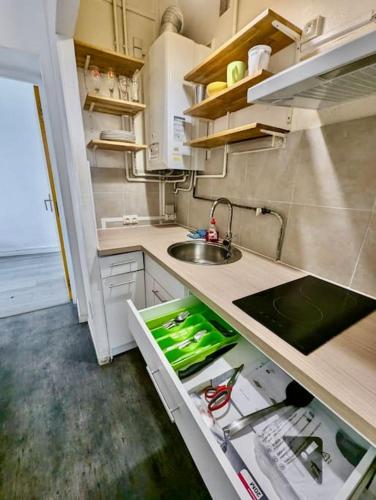 une petite cuisine avec un évier et un évier dans l'établissement Superbe Chambre - Centre & Equipée avec Wifi, à Grenoble