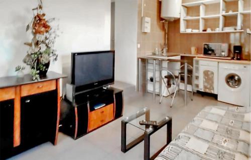 un salon avec une télévision à écran plat sur un centre de divertissement dans l'établissement 1 Bedroom Cozy Apartment In Montreuil, à Montreuil