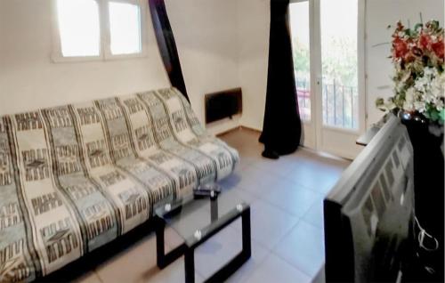 un salon avec un lit et une télévision dans l'établissement 1 Bedroom Cozy Apartment In Montreuil, à Montreuil