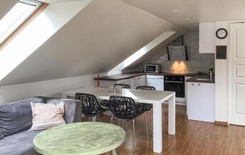 Η κουζίνα ή μικρή κουζίνα στο 2 Bedroom Gorgeous Home In Åkersberga