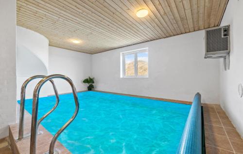 une grande piscine intérieure d'eau bleue dans l'établissement Cozy Home In Frøstrup With Sauna, à Frøstrup