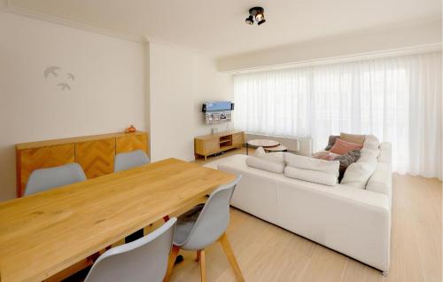 Χώρος καθιστικού στο 2 Bedroom Amazing Apartment In Oostende