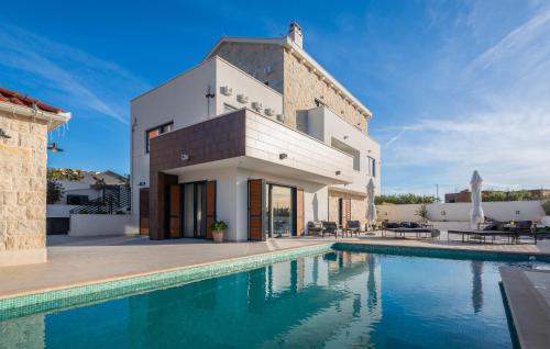 Beautiful Apartment In Rogoznica