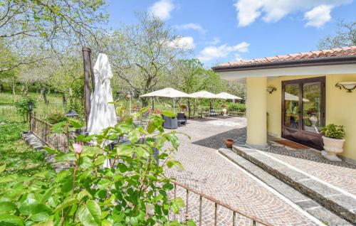 Jardín al aire libre en Awesome Apartment In Roccamonfina