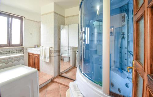 een badkamer met een douche, een toilet en een wastafel bij Lovely Apartment In Roccamonfina With Kitchen in Roccamonfina
