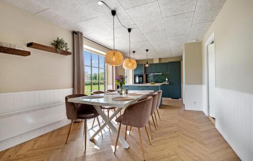 Una cocina y un comedor con mesa y sillas. en Awesome Home In Hovborg With Kitchen, en Hovborg