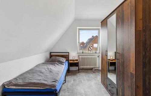 Ένα ή περισσότερα κρεβάτια σε δωμάτιο στο 5 Bedroom Gorgeous Home In Krummhörn