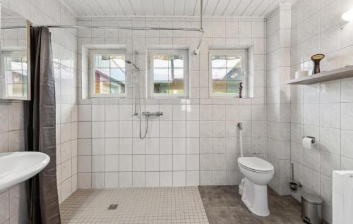 Ένα μπάνιο στο 5 Bedroom Gorgeous Home In Krummhörn