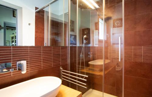 Ένα μπάνιο στο Awesome Home In Ischia Di Castro
