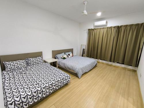 クランにあるNafiri Setia City Convention Centre & Bukit Rajaのベッドと窓のある寝室