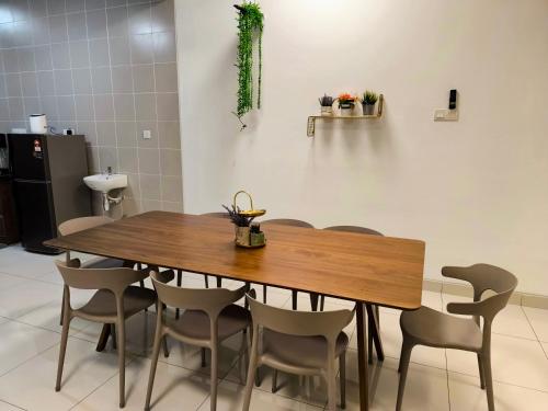 クランにあるNafiri Setia City Convention Centre & Bukit Rajaの部屋の中の木製のテーブルと椅子