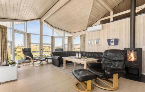 Χώρος καθιστικού στο Holiday Home Hjørring With A Fireplace 09