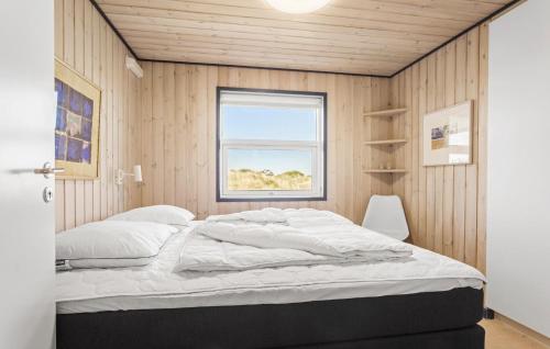 Un pat sau paturi într-o cameră la Gorgeous Home In Hjrring With Sauna