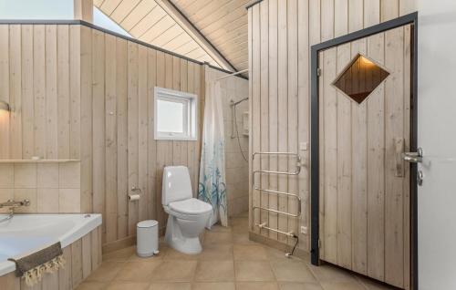 Kærsgård StrandにあるGorgeous Home In Hjrring With Saunaのバスルーム(トイレ、バスタブ、シンク付)