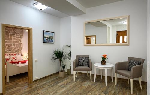 a waiting room with two chairs and a mirror at Villa Dajana in Potpićan