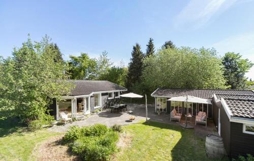 Κήπος έξω από το 4 Bedroom Amazing Home In Dronningmølle