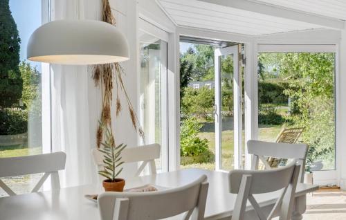 Κήπος έξω από το 4 Bedroom Amazing Home In Dronningmølle