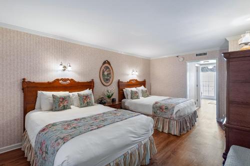 duas camas num quarto de hotel com duas camas em Boardwalk Plaza Hotel em Rehoboth Beach