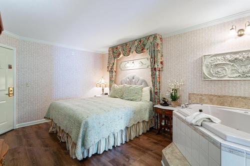 um quarto com uma cama e uma banheira em Boardwalk Plaza Hotel em Rehoboth Beach