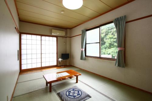 Ein Sitzbereich in der Unterkunft 民宿たけすぎ