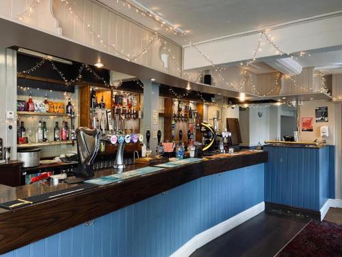 um bar num pub com uma parede azul em Blue Bell em Rothwell