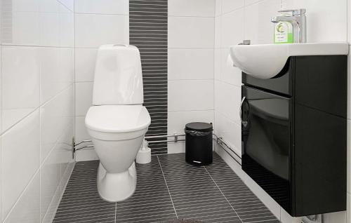 a bathroom with a white toilet and a sink at 3 Bedroom Cozy Home In Gotlands Tofta in Tofta