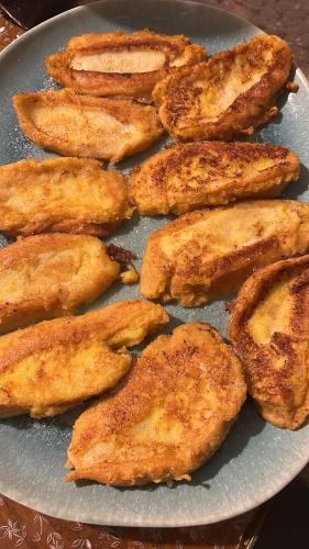 un mucchio di cibo fritto su un piatto di El Pecu Casa Rural Starfamiliar a Bustillo del Páramo