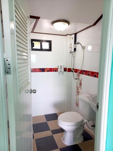 a bathroom with a toilet and a sink at Ocean View Resort - Koh Sichang in Ko Si Chang