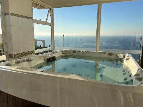 jacuzzi en un edificio con ventana en VISTAMAR COSTAHORIZONTE CONCON, en Concón