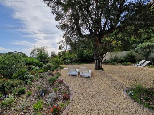 Maison avec jardin et terrasses à Cavalaire, calme et équipements modernes - FR-1-100-323